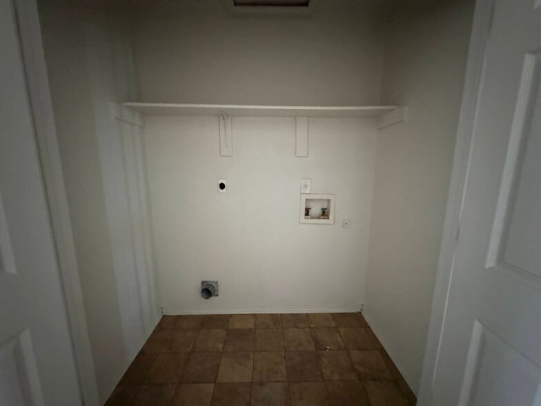 Building Photo - 3301 Toledo Dr