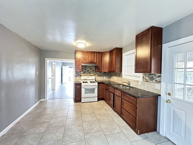 Building Photo - ~Lovely 2bdrm/2bath Newly Remodeled Home W/Washer&Dryer Hook Ups!