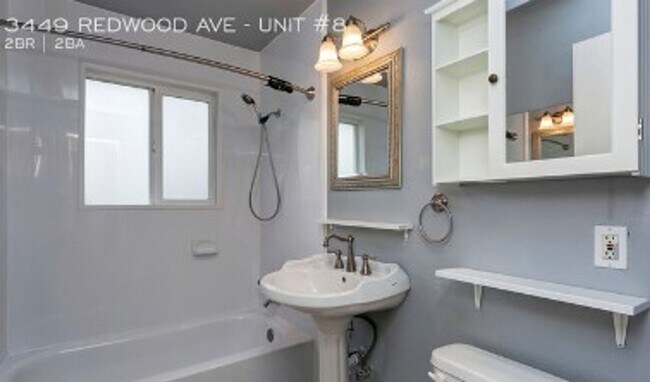 Building Photo - Spacious Townhouse-Style Condo with Patio! W/S/G included