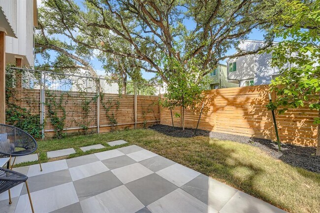 Building Photo - 814 N Bluff Dr