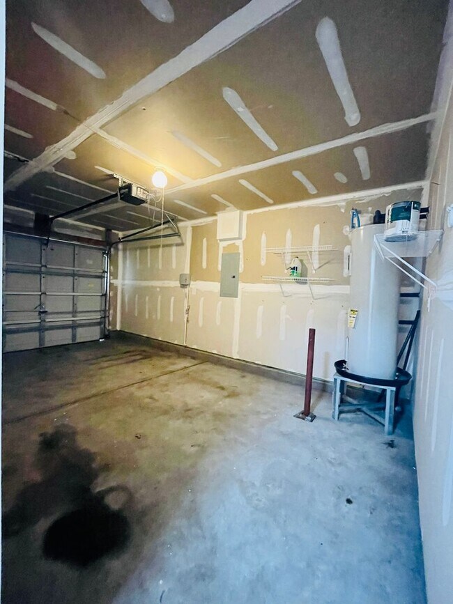 Building Photo - 3038 Regency Oaks Dr