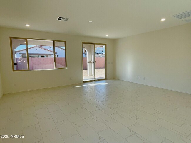 Building Photo - 21133 E Raven Dr