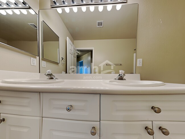 Building Photo - 8321 Canvas Ct