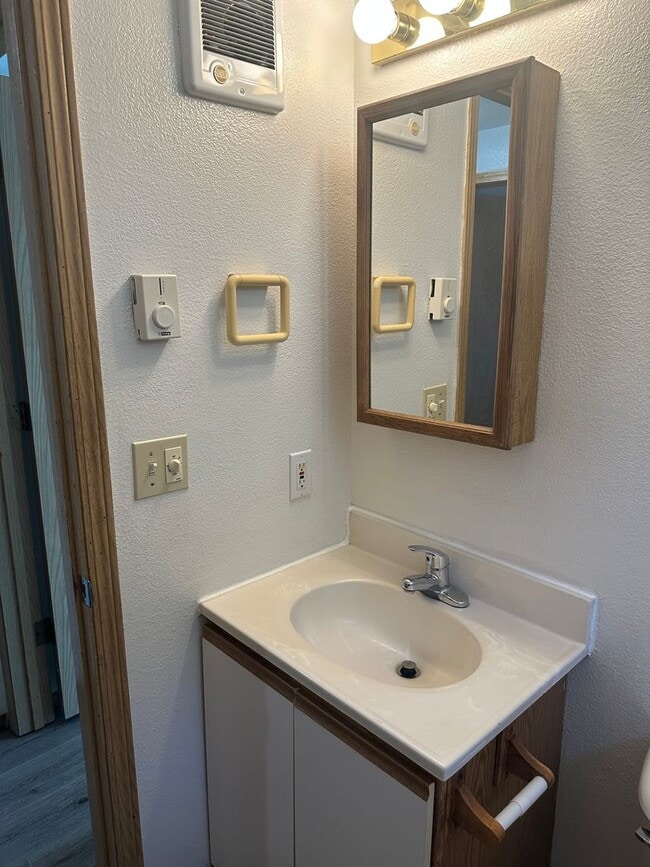 Building Photo - Freshly updated 3 bedroom 2 bathroom duple...
