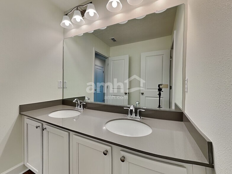 Building Photo - 1011 Island Pond Dr