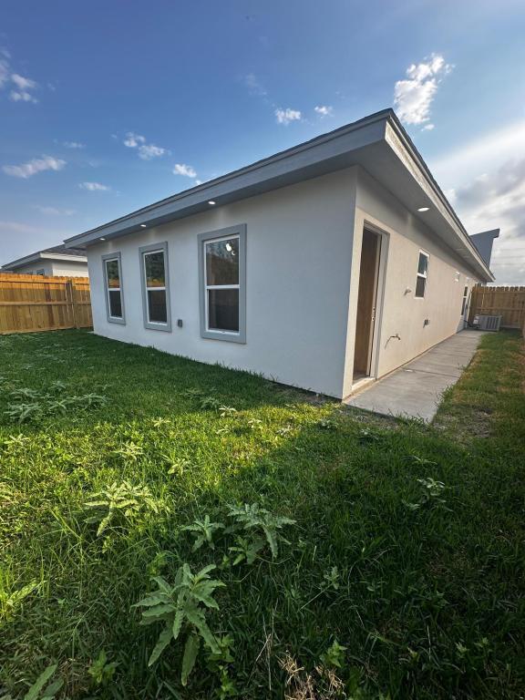 Building Photo - 609 N Emerald Ave