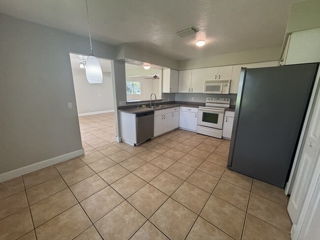 Building Photo - 3949 Lothair Ave