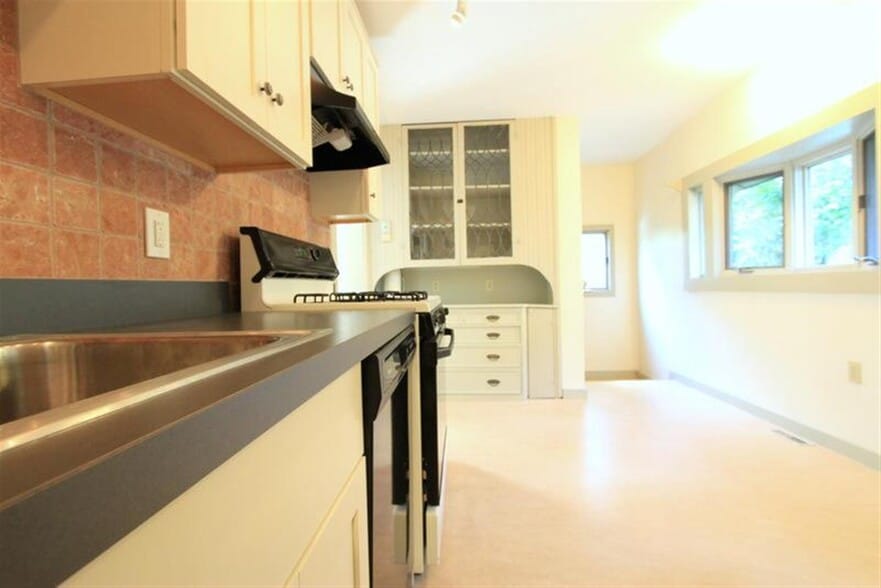 Building Photo - 12 Saginaw Ave