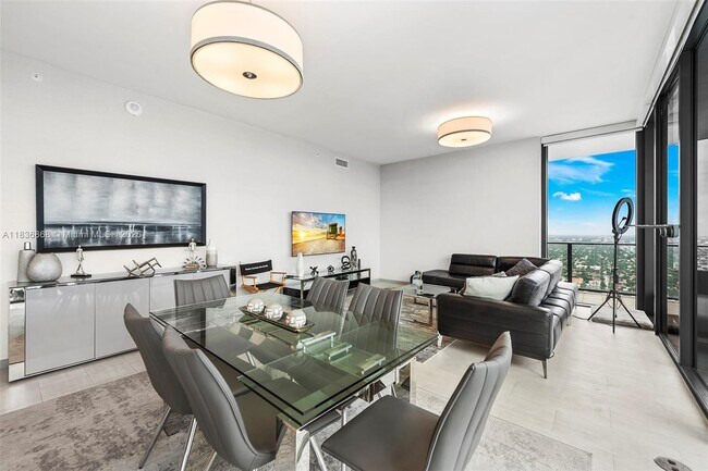 Building Photo - 1000 Brickell Plz