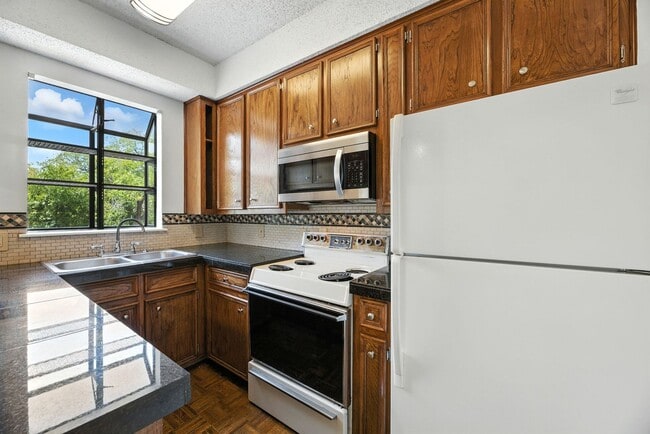 Building Photo - FABULOUS walkable/bikeable 3BR with parkin...