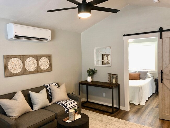 Building Photo - $1,350 Sierra & Woodworth Ave, 1 Bed Clovi...