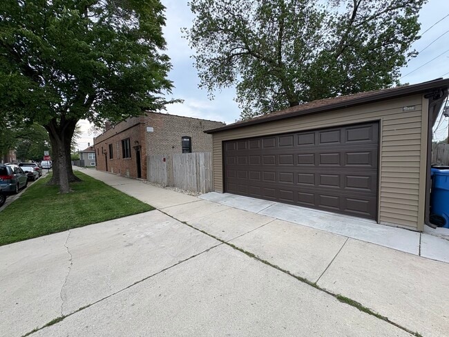 Building Photo - 5257 W Eddy St