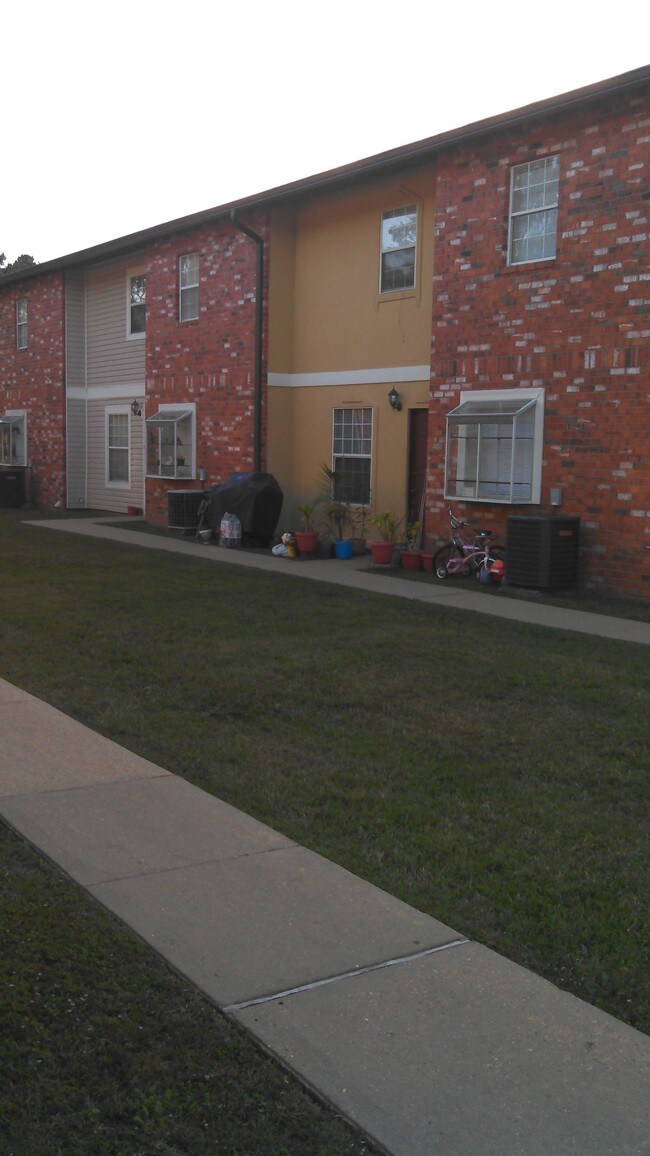 Outside Property - 106 Briarhill Rd