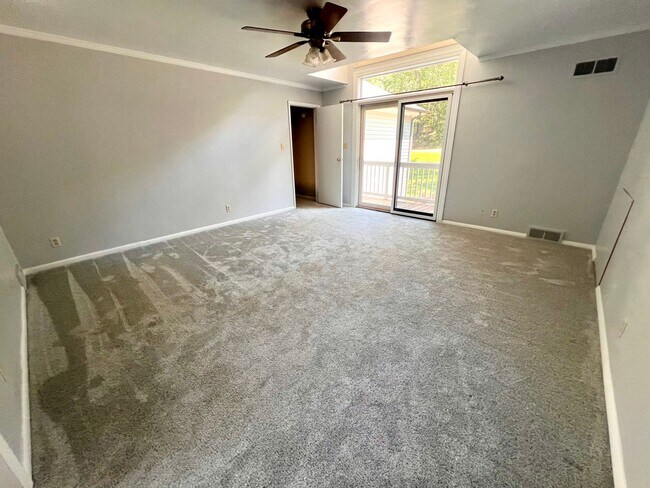 Building Photo - Cranberry - 6 bedroom 4 bathroom - Stunnin...