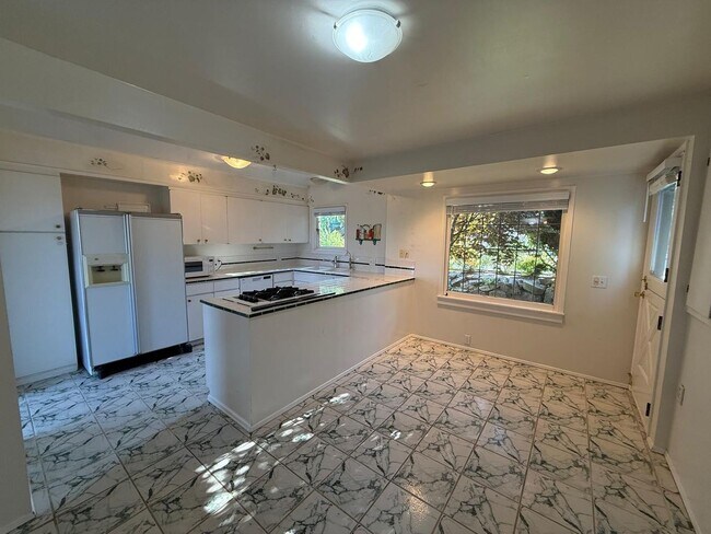 Building Photo - 2466 Montavista Pl W