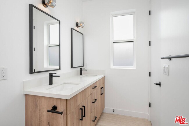 Building Photo - 726 Robinson St