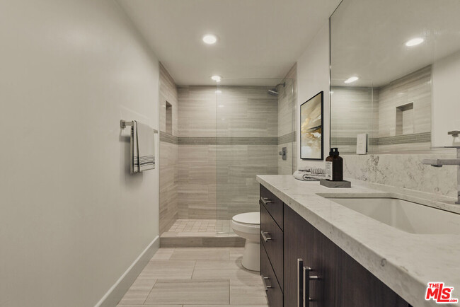 Building Photo - 1129 Larrabee St