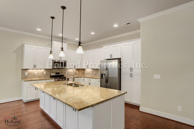 Building Photo - 17435 SW Forest Hollow St