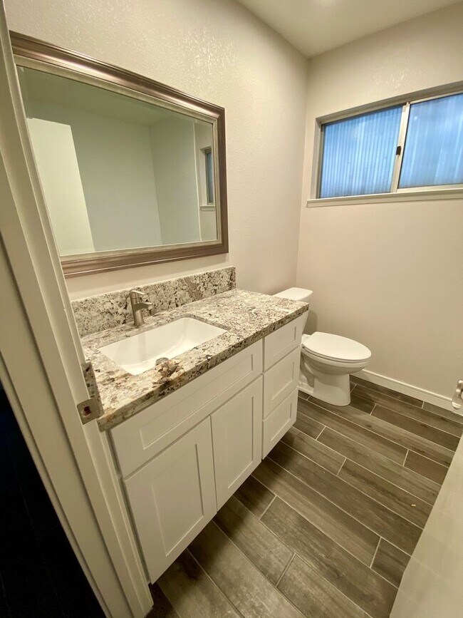Building Photo - Updated 4 bed, 2 bath home with Dual Cooli...