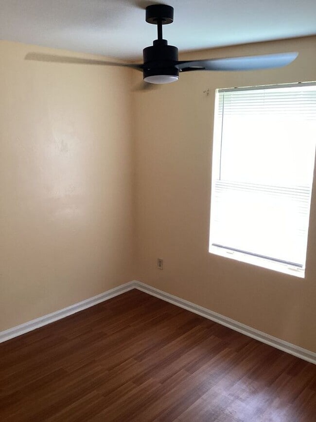 Building Photo - 3bedrooms Single Family House Availabe Now...