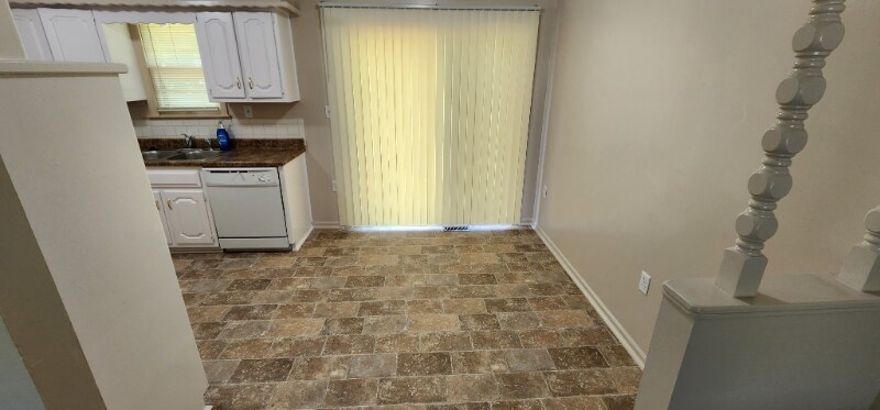 Building Photo - 400 SW Sandstone Dr