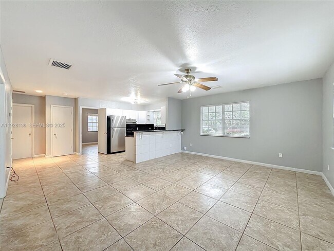 Building Photo - 530 NE 34th St