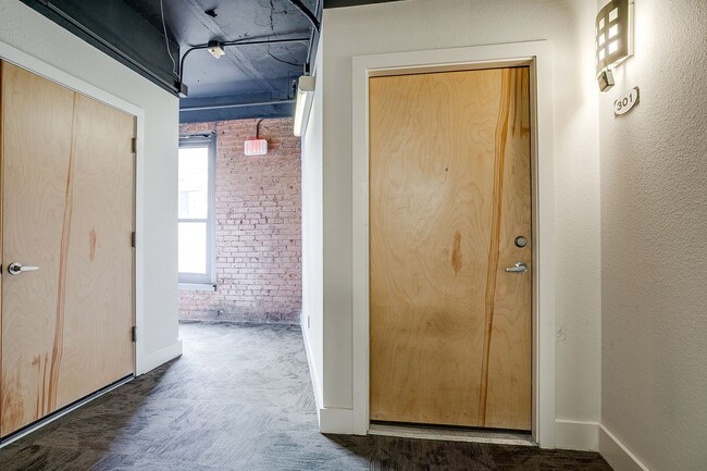 Building Photo - Beautiful 1 Bed- 1 Bath in Houston Place Lofts- Downtown Fort Worth- 76102