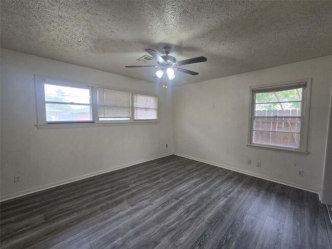 Building Photo - 6717 Fairway Dr