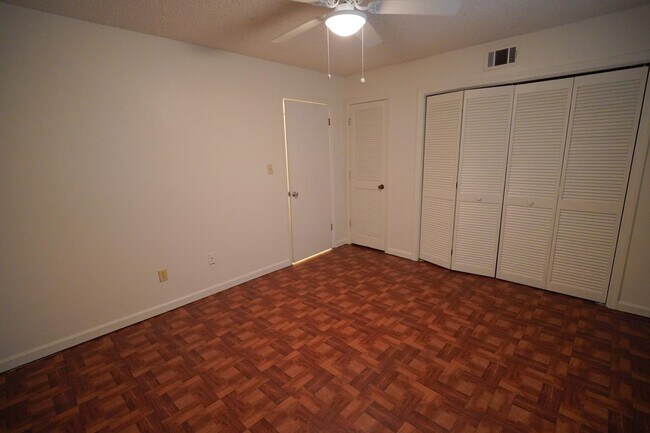 Building Photo - 2335 Parrot Ln