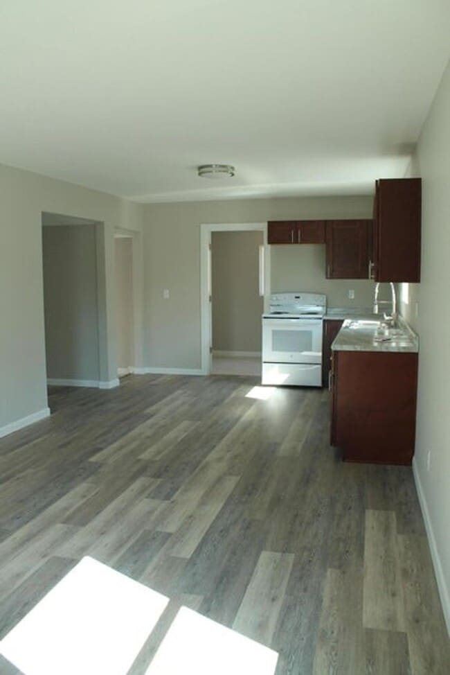 Building Photo - Modern Charm Meets Prime Location!