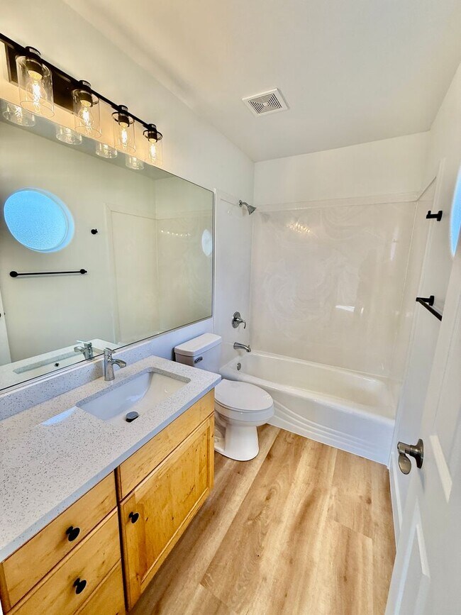 Building Photo - Remodeled 3-BR Lexington Townhome - End Unit