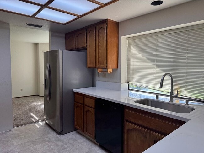 Building Photo - Roseville home with large backyard