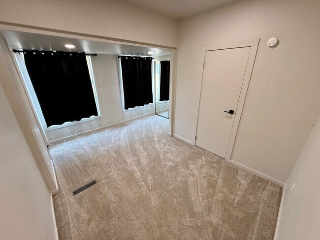 Building Photo - Charming 3-Bedroom Home with Spacious Yards & Modern Comforts in Lewiston