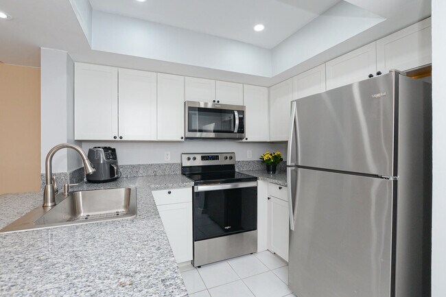 Building Photo - 1530 SE Royal Green Cir