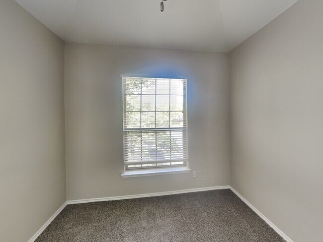 Building Photo - 1250 Nicholas Manor