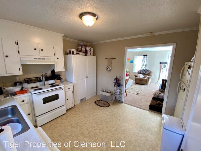 Building Photo - 2 br, 1 bath Room For Rent - 415 Lindsay Rd