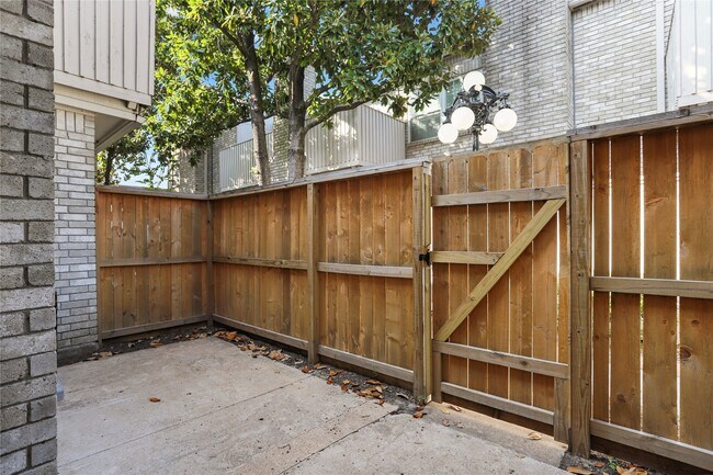 Building Photo - 3800 Tanglewilde St