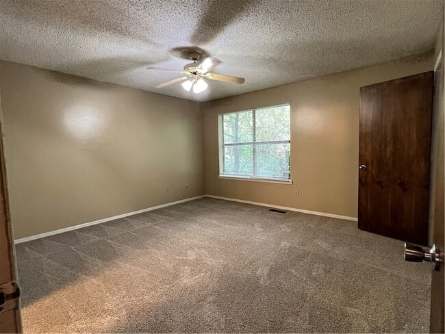 Building Photo - 2043 E Oaks Dr