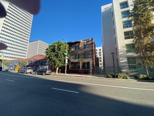 Building Photo - 1220 S. Olive St.
