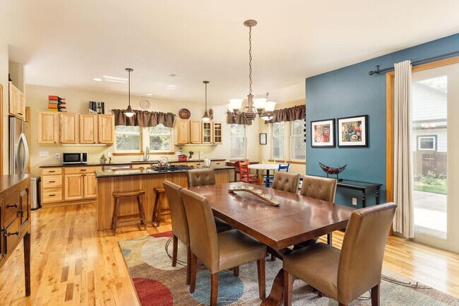 Building Photo - 408 Meadow Ct