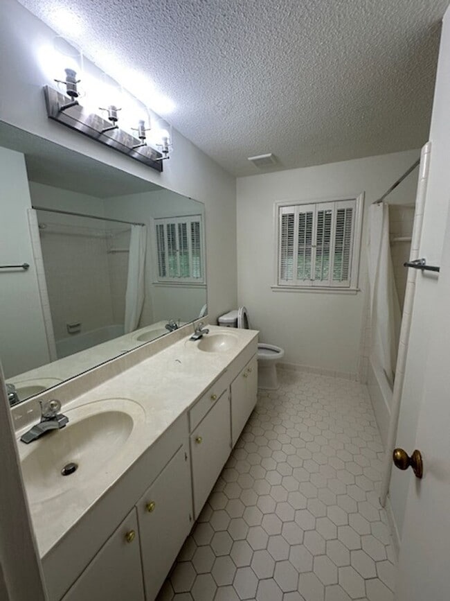 Building Photo - Renovated 5BR Home Minutes from Downtown Columbia | Two Full Kitchens + Fenced Yard ~ Available M...