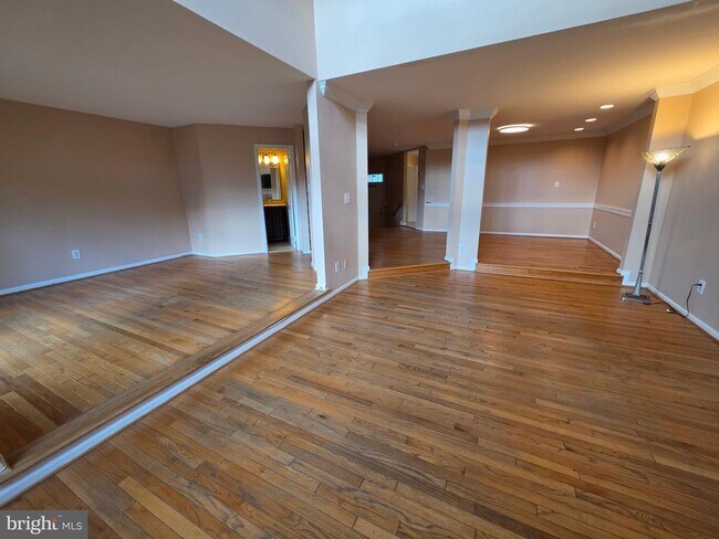 Building Photo - 10952 Bloomingdale Dr