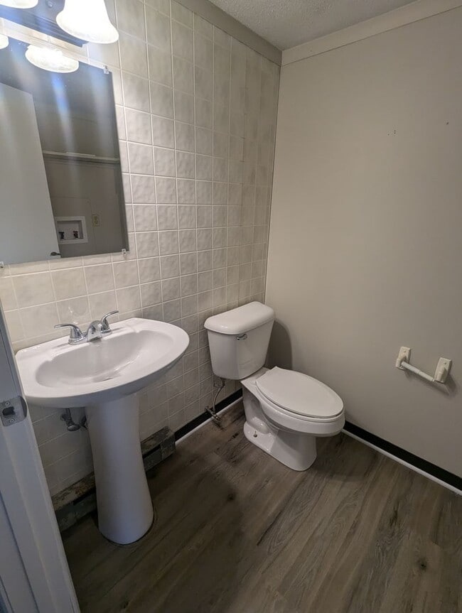 Building Photo - 2 Bedroom/1.5 Bathroom Townhouse in South ...