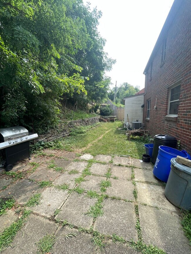 Building Photo - Available NOW! 4 Bed 2 Full Bath House