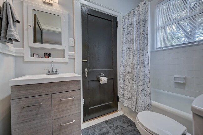 Building Photo - 518 Lamar Ave