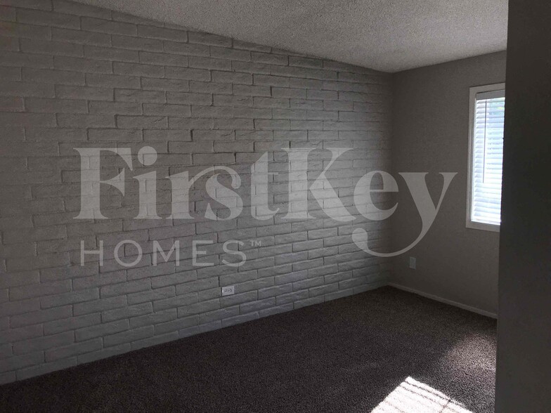 Building Photo - 1158 E Concorda Dr