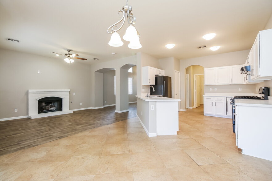 Building Photo - 4711 E Silverwood Dr