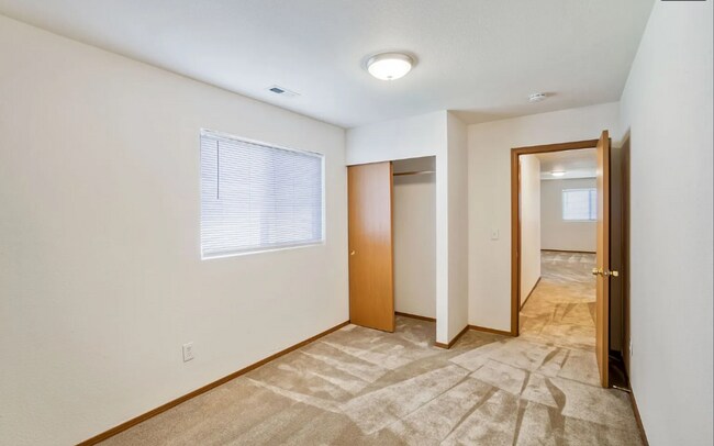 Building Photo - Spacious 5BD 2.5BA