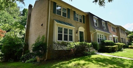 Building Photo - Charming 3-Level Townhome Backing to Woods in Prime Alexandria Location