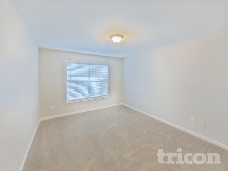 Building Photo - 383 Oakhaven Way